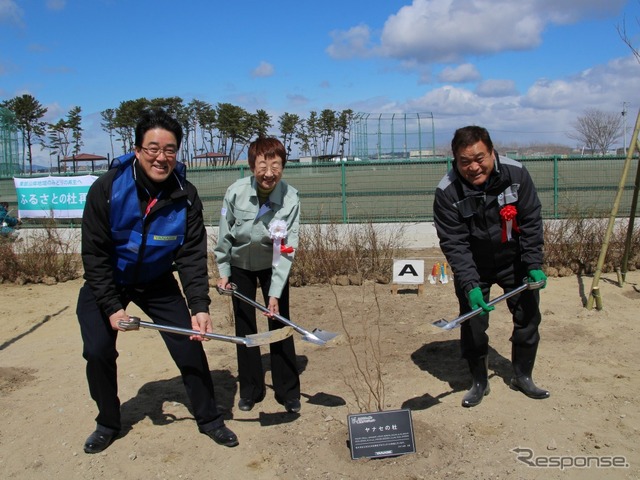 左から、ヤナセ東北 山崎弘行社長、奥山恵美子仙台市長、ヤナセ 井出健義社長