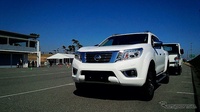 日産ピックアップ12代目、欧米豪などで販売される『NP300 NAVARA』（ナバラ）。3月に大磯で行われた日産日産小型商用車（LCV）オールラインナップ公開にて