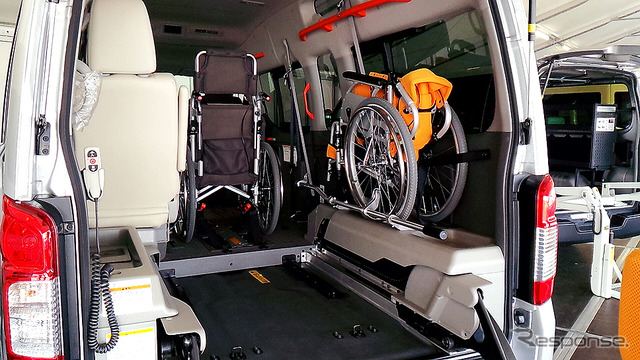 日産『NV350キャラバン』チェアキャブ。3月に大磯で行われた日産日産小型商用車(LCV)オールラインナップ公開にて