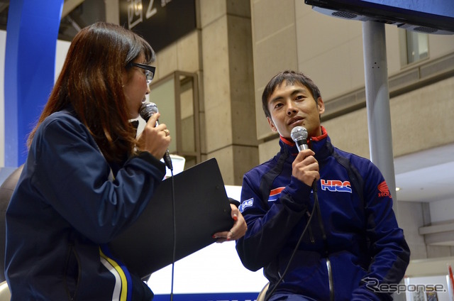 MotoGPテストライダーの青山博一選手と自動車ジャーナリスト今井優杏さん。