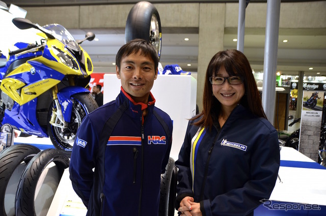 MotoGPテストライダーの青山博一選手と自動車ジャーナリスト今井優杏さん。