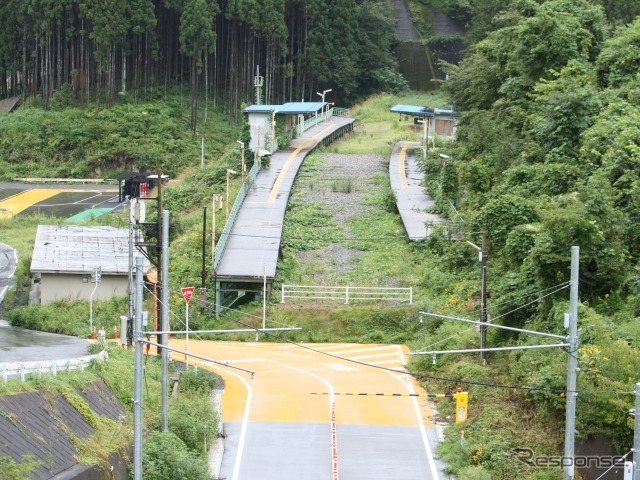 不通が続く気仙沼線の歌津駅ホーム。現在は線路敷地をバス専用道（写真手前）に改築し、「仮復旧」の扱いで代行バス（気仙沼線BRT）が運行されているが、このほどBRTの継続運行と鉄道復旧の断念が決まった。