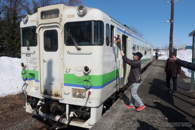 新十津川発の終列車となる5426Dでは、地元有志による運転士への花束贈呈も。