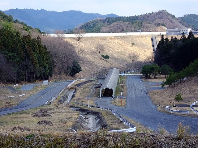 スバルファンミーティングの高速周回路バスツアーでは、角石路やマンホール路、わだち路など、さまざまな評価路もみえた(3月27日、栃木県佐野市・スバル研究実験センター)