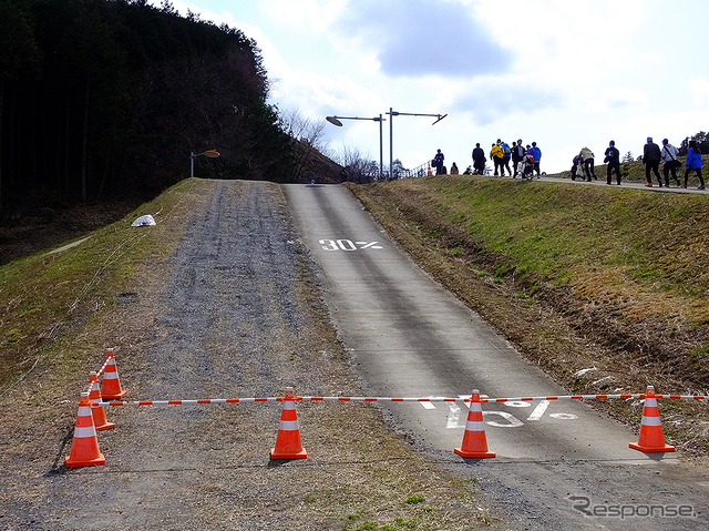 スバルファンミーティングの高速周回路バスツアーでは、角石路やマンホール路、わだち路など、さまざまな評価路もみえた(3月27日、栃木県佐野市・スバル研究実験センター)
