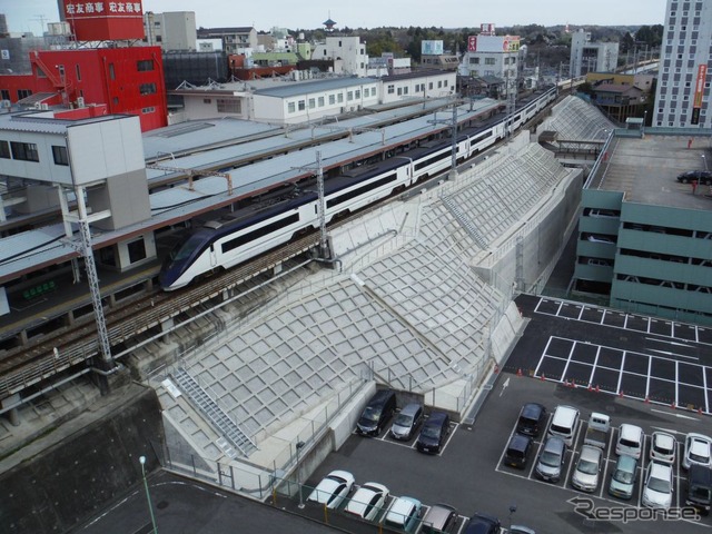 このほど完成した京成成田駅南側法面の補強工事。2013年の水害で土砂が流出した。