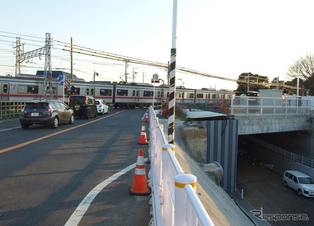 京成本線の実籾第4号踏切（左上）。アンダーパス道路（右下）への切替により3月30日16時をもって廃止される。
