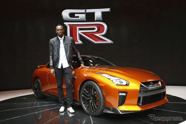 日産 GT-R の2017年型とウサイン・ボルト選手(ニューヨークモーターショー16)