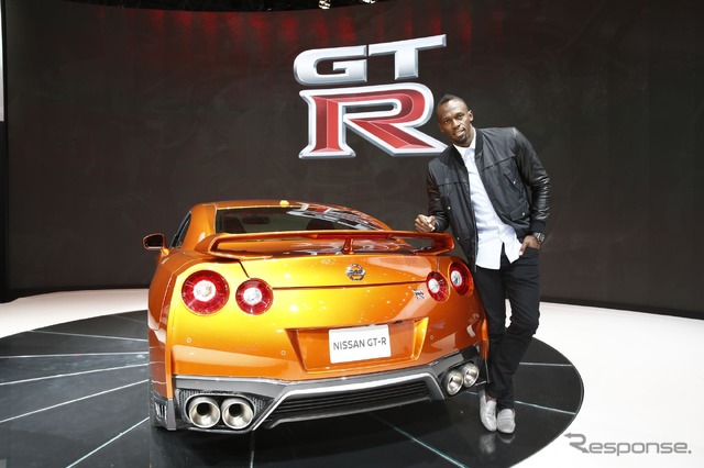 日産 GT-R の2017年型とウサイン・ボルト選手(ニューヨークモーターショー16)