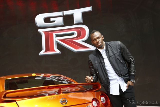 日産 GT-R の2017年型とウサイン・ボルト選手(ニューヨークモーターショー16)