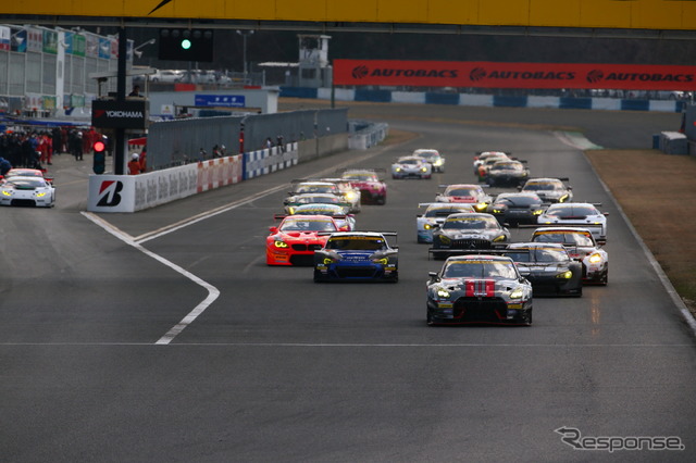 岡山テストでのスタートシミュレーションの模様（GT300）。