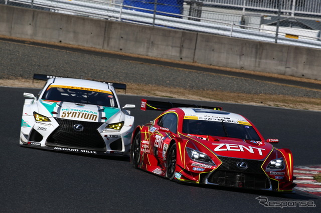 両クラスに参戦中のレクサスRC F(右がGT500クラス、左がGT300クラス)。