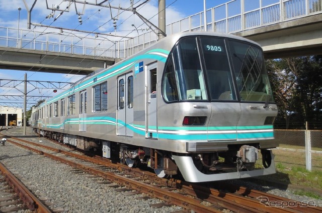 8月から順次運行を開始する南北線9000系1次車のリニューアル車。「ウェーブデザイン」の帯が上下に設けられる。