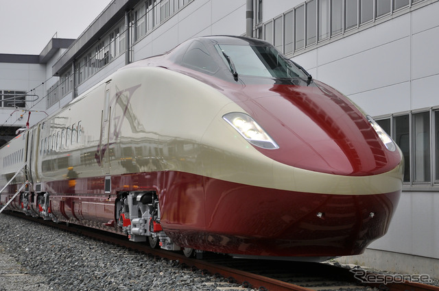 2014年11月から走行試験が中断しているフリーゲージトレイン第三次試験車。西九州ルートの開業時にフリーゲージトレインを導入することが困難となったため、開業当初は武雄温泉駅で在来線特急と新幹線列車を乗り換えることになる。