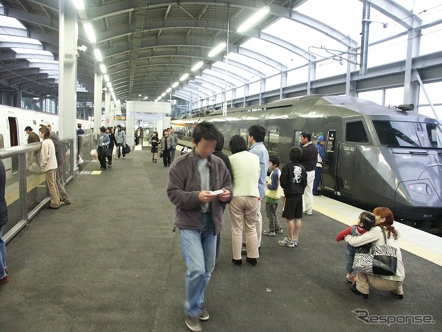 九州新幹線鹿児島ルートが部分開業(2004年3月)した頃の新八代駅ホーム。同駅では鹿児島ルートが全線開業するまで、博多~新八代間の在来線特急『リレーつばめ』(右)と新八代~鹿児島中央間の新幹線『つばめ』(左)が同じホームで乗り換えできるようになっていた。