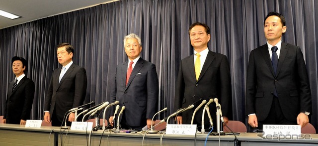 スカイマーク新体制　佐山展生会長（中央）、市江正彦社長（右）、矢口秀雄専務（左）、本橋学専務取締役執行役員（右端）、増川則行取締役（左端）