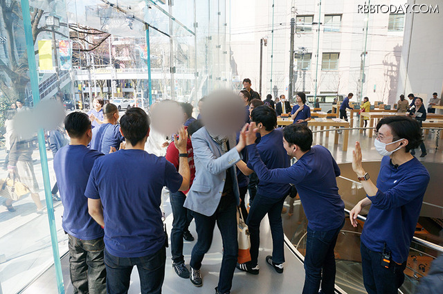 iPhone SE/iPad Pr 9.7の発売日。Apple Store表参道では発売を待ちわびた購入希望者を拍手で迎え入れた