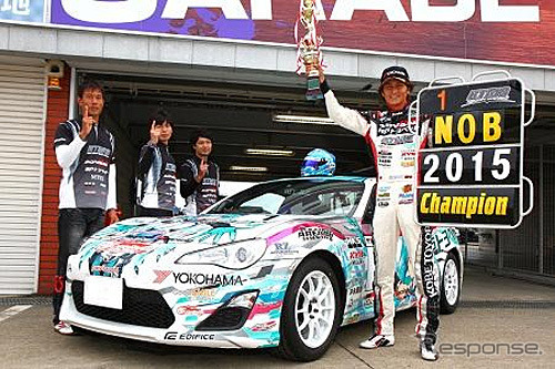2年連続でチャンピオンを獲得した 谷口信輝選手と参戦マシン(2015年)