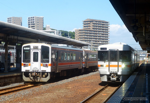 JR東海キハ11形気動車(左)と同キハ25形気動車(津駅)
