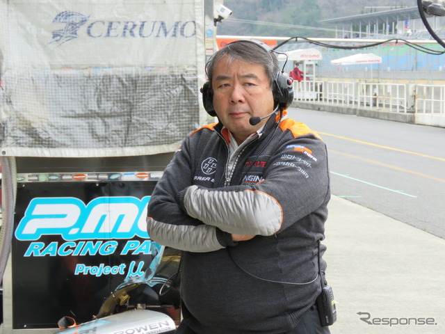 F1解説者の時とは違う、「戦う表情」の浜島総監督(CERUMO・INGING)。