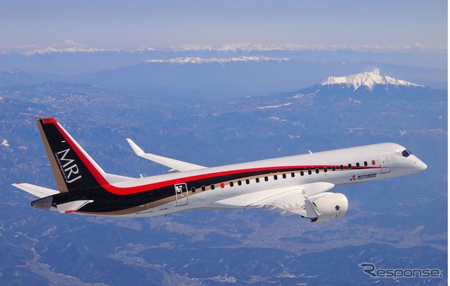 南アルプスを背景に試験飛行するMRJ