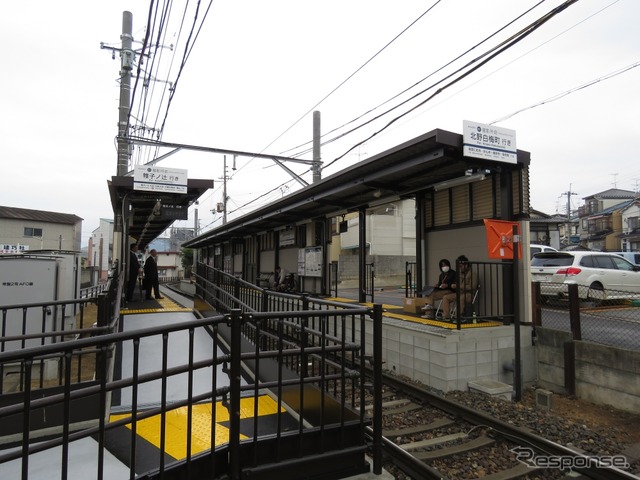 北野線は単線だが、撮影所前駅のホームは北野白梅町行きと帷子ノ辻行きに分けて設置している。