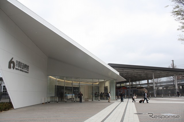 京都鉄道博物館の入口(エントランスホール)。