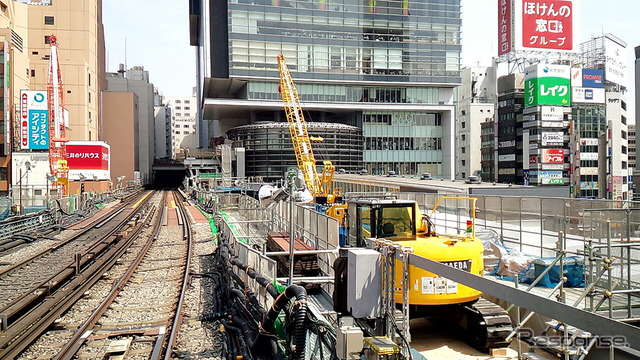 銀座線の線路脇に建ち始めた新たな軌道桁。銀座線の新しいホームは現ホームの130m東側(渋谷ヒカリエ側)にできる