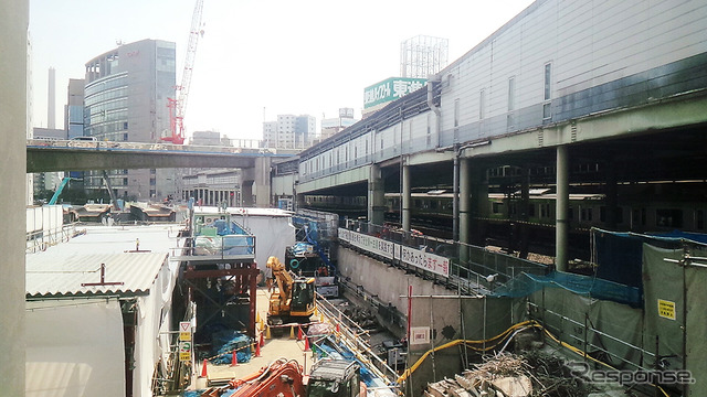 地下を行く渋谷川の移設工事や、東横線渋谷駅の解体、新たに建てられる東棟の基礎工事などがすすむ東口エリア