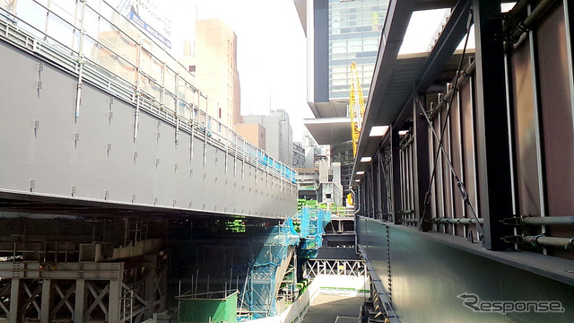 銀座線の線路脇に建ち始めた新たな軌道桁。銀座線の新しいホームは現ホームの130m東側(渋谷ヒカリエ側)にできる
