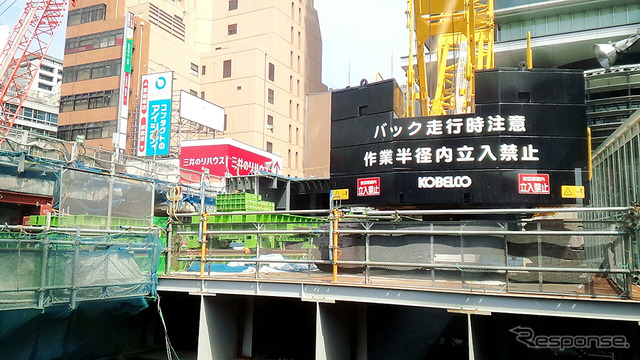 銀座線の線路脇に建ち始めた新たな軌道桁。銀座線の新しいホームは現ホームの130m東側（渋谷ヒカリエ側）にできる