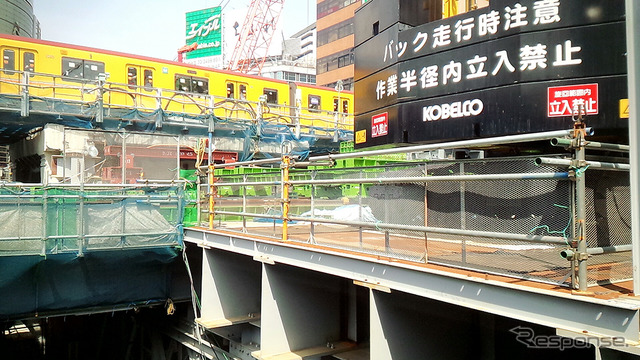 銀座線の線路脇に建ち始めた新たな軌道桁。銀座線の新しいホームは現ホームの130m東側（渋谷ヒカリエ側）にできる