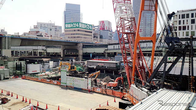 地下を行く渋谷川の移設工事や、東横線渋谷駅の解体、新たに建てられる東棟の基礎工事などがすすむ東口エリア