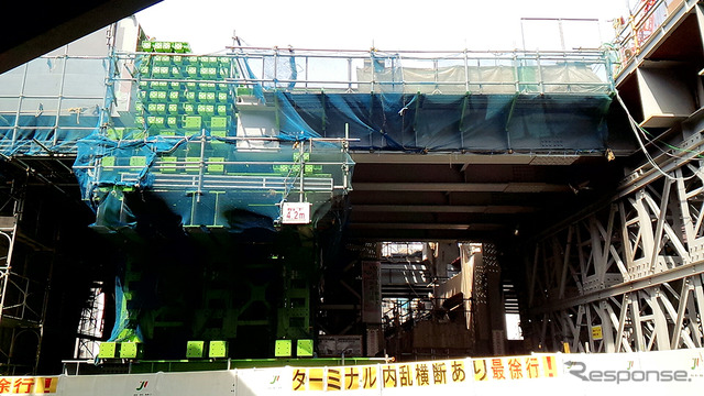 銀座線の線路脇に建ち始めた新たな軌道桁。銀座線の新しいホームは現ホームの130m東側(渋谷ヒカリエ側)にできる