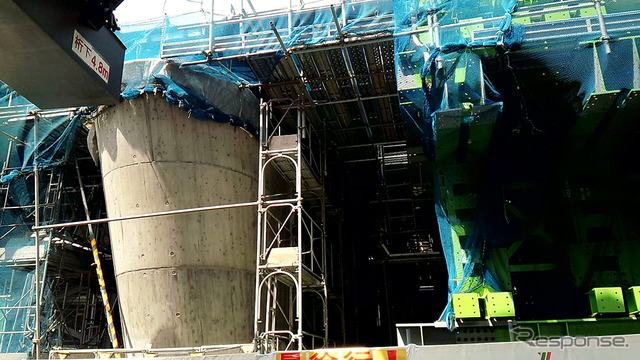 銀座線の線路脇に建ち始めた新たな軌道桁。銀座線の新しいホームは現ホームの130m東側(渋谷ヒカリエ側)にできる