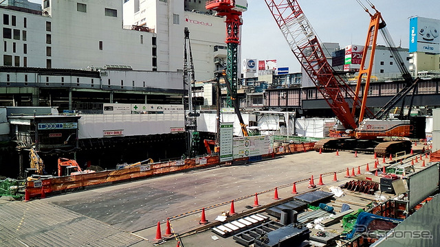 地下を行く渋谷川の移設工事や、東横線渋谷駅の解体、新たに建てられる東棟の基礎工事などがすすむ東口エリア