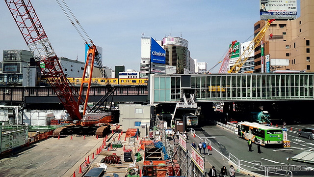 地下を行く渋谷川の移設工事や、東横線渋谷駅の解体、新たに建てられる東棟の基礎工事などがすすむ東口エリア