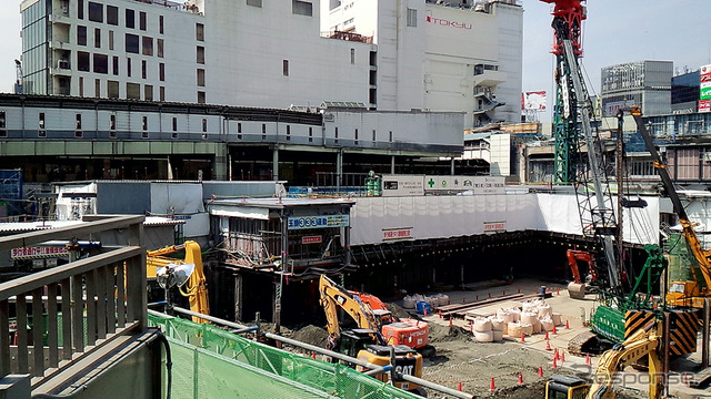 地下を行く渋谷川の移設工事や、東横線渋谷駅の解体、新たに建てられる東棟の基礎工事などがすすむ東口エリア