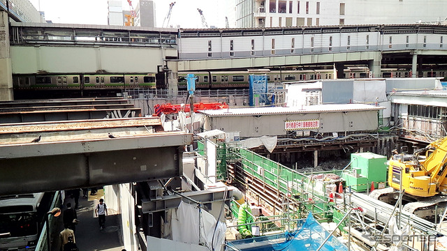 首都高3号渋谷線の下にある歩道橋から東口エリアを見ると、かつての東横線渋谷駅1・2・3番線の軌道桁が残っていた