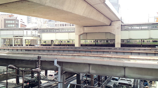 首都高3号渋谷線の下にある歩道橋から東口エリアを見ると、かつての東横線渋谷駅1・2・3番線の軌道桁が残っていた