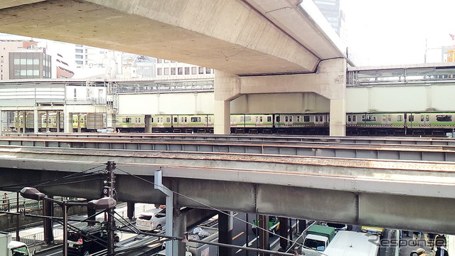 首都高3号渋谷線の下にある歩道橋から東口エリアには、かつての東横線渋谷駅1・2・3番線の軌道桁が残っていた