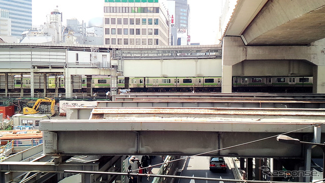 首都高3号渋谷線の下にある歩道橋から東口エリアを見ると、かつての東横線渋谷駅1・2・3番線の軌道桁が残っていた