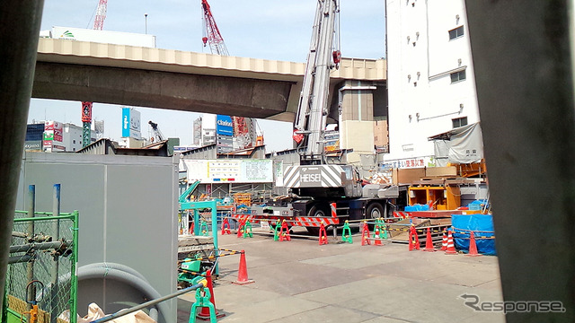 首都高3号渋谷線の下にある歩道橋から東口エリアを見ると、かつての東横線渋谷駅1・2・3番線の軌道桁が残っていた