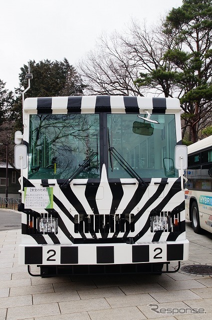 シマウマを模した白黒のセブラカラーが特徴。現在の車両は5世代目だが、ゼブラカラーは2世代目から使われている。
