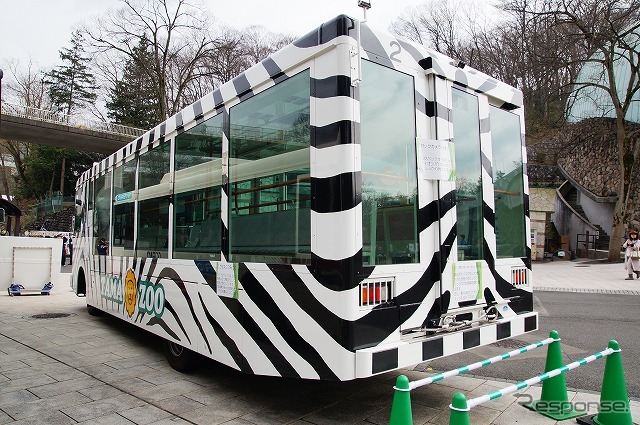 車体後部には大型の非常ドアを備えている。