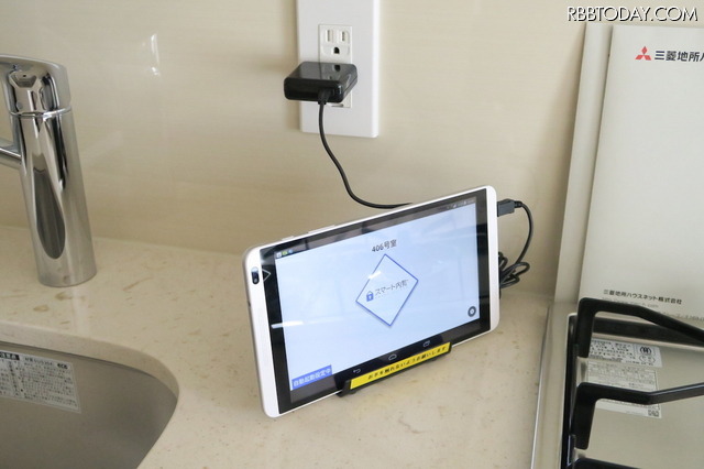 室内に設置されたタブレット端末。この端末がNinjaLockを操作し、カギを開ける。また、同時にカメラ機能を使って室内のセキュリティもチェックしている