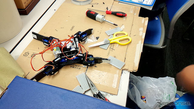 埼玉大学サテライトキャンパスで行われた「STEM Camp 2016」(3月31日)。子どもたちが4脚ロボットの製作に挑戦した