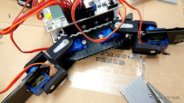 埼玉大学サテライトキャンパスで行われた「STEM Camp 2016」(3月31日)。子どもたちが4脚ロボットの製作に挑戦した