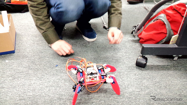 埼玉大学サテライトキャンパスで行われた「STEM Camp 2016」(3月31日)。子どもたちが4脚ロボットの製作に挑戦した