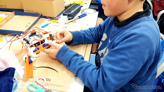 埼玉大学サテライトキャンパスで行われた「STEM Camp 2016」(3月31日)。子どもたちが4脚ロボットの製作に挑戦した